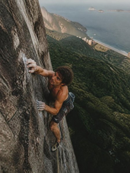 Escalada em rocha com vista para o mar