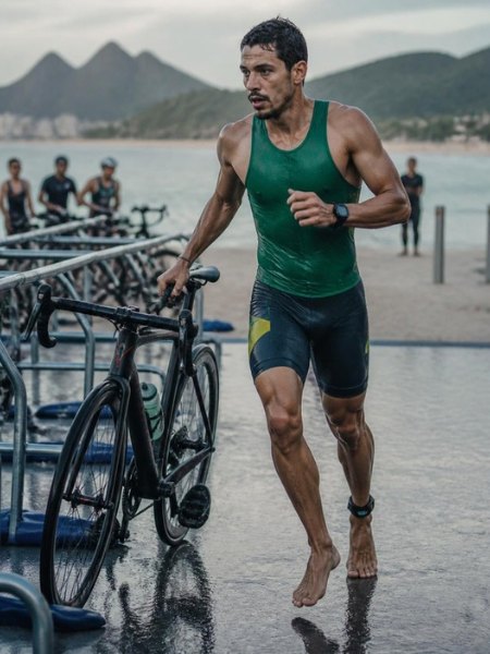 Triatleta na transição da bike para a corrida
