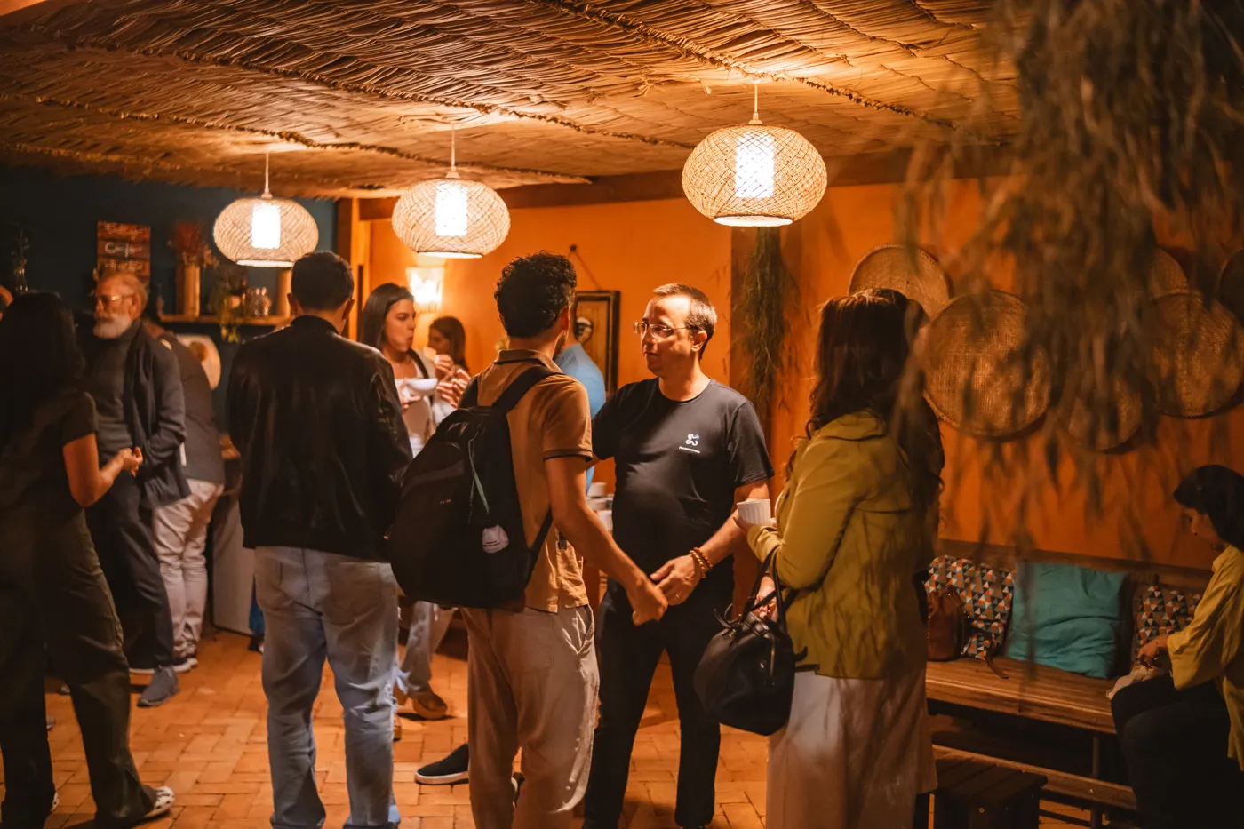 Conversa entre participantes em um encontro Piantare
